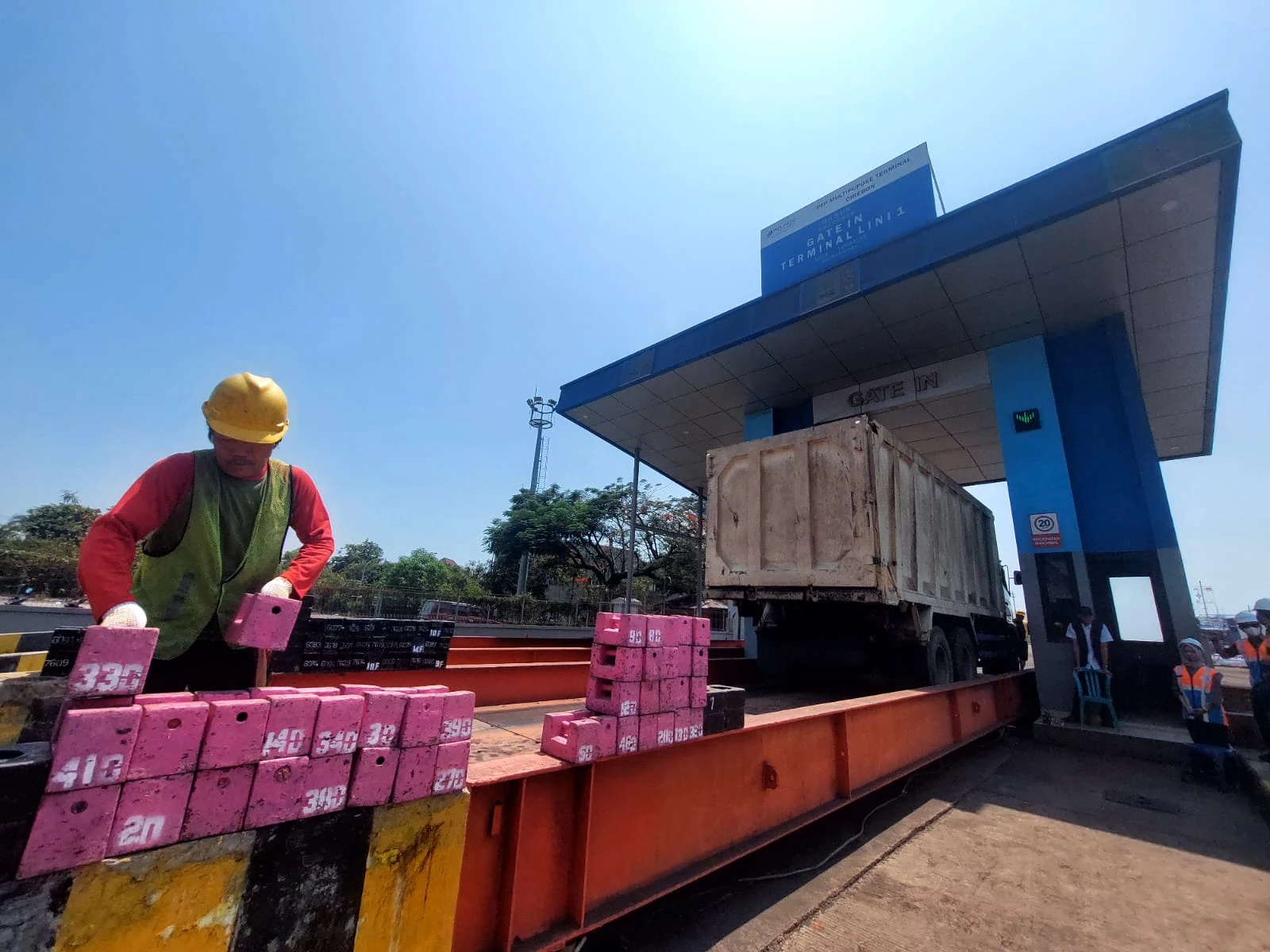 Bidang Kemetrologian DKUKMPP Laksanakan Tera Ulang Timbangan Jembatan Milik PT Graha Teknologi Indotama