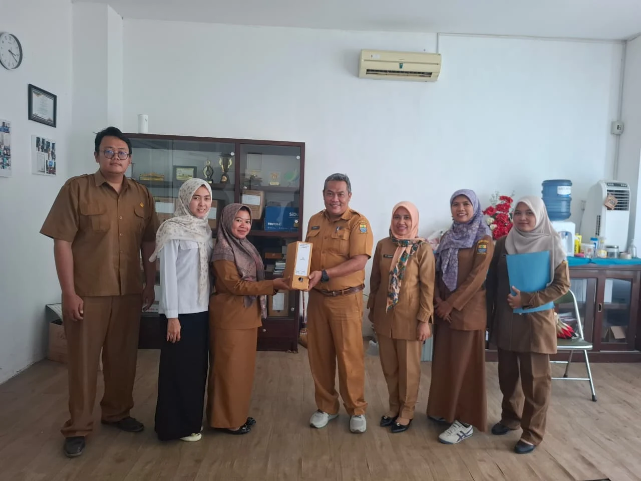 Bidang PPA DISPUSIP Kota Cirebon Selesaikan Pemulihan Arsip Terdampak Rayap Milik Bagian Hukum Sekretariat Daerah Kota Cirebon