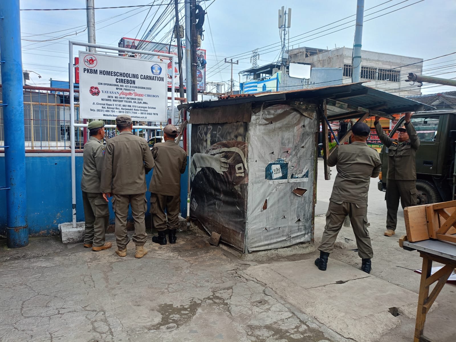 Satpol PP Kota Cirebon Tertibkan PKL di Jalan Ciremai Raya